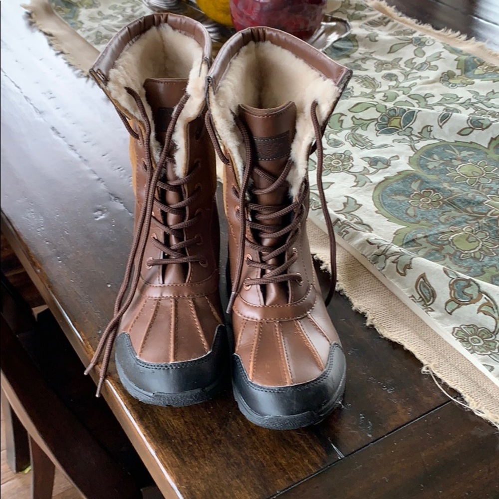 Boys size 5 uggs brand boots.   Great condition.